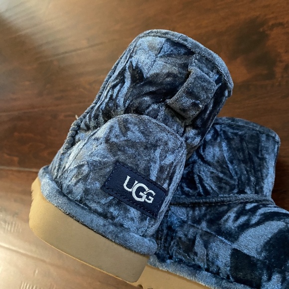 UGG Classic Mini II Velvet Fashion Winter Boots Big Girl Size 4 - Picture 7 of 12
